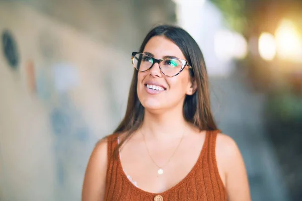 Joven Hermosa Mujer Sonriendo Feliz Confiado Pie Con Sonrisa Cara —  Fotos de Stock