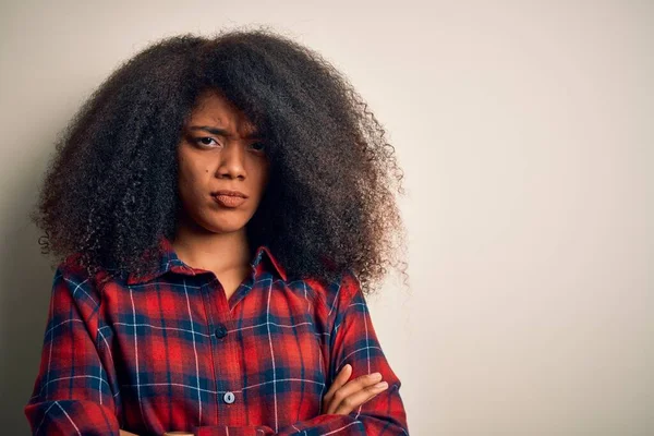 Mladá Krásná Africká Američanka Neformální Košili Přes Izolované Pozadí Skeptický — Stock fotografie