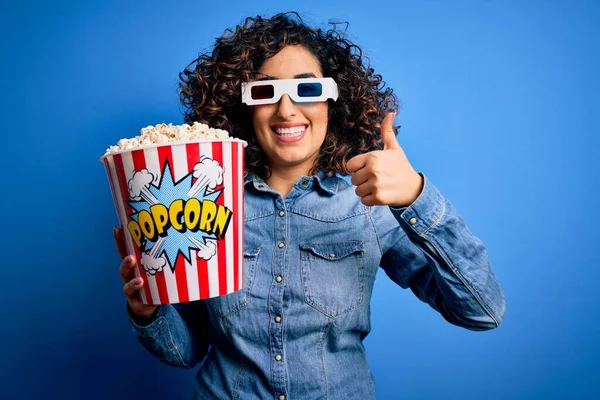 Joven Hermosa Mujer Árabe Rizado Viendo Película Usando Gafas Comer —  Fotos de Stock