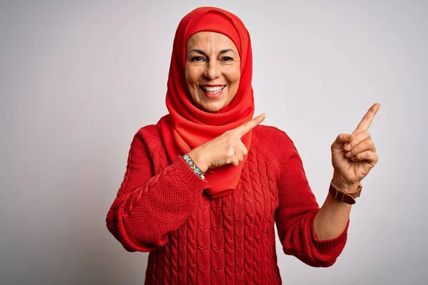 Medelålders Brunett Kvinna Bär Muslim Traditionell Hijab Över Isolerade Vit — Stockfoto