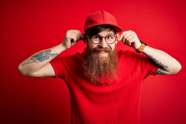 Joven Repartidor Guapo Con Gafas Gorra Roja Sobre Fondo Aislado —  Fotos de Stock