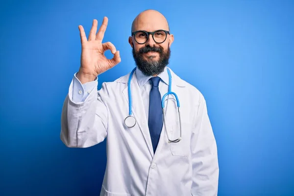 Schöner Glatzköpfiger Arzt Mit Bart Brille Und Stethoskop Vor Blauem — Stockfoto