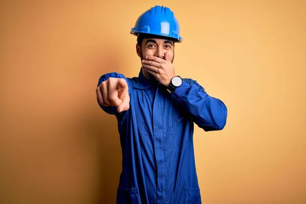 Mechanische Man Met Baard Blauw Uniform Veiligheidshelm Gele Achtergrond Lachend — Stockfoto