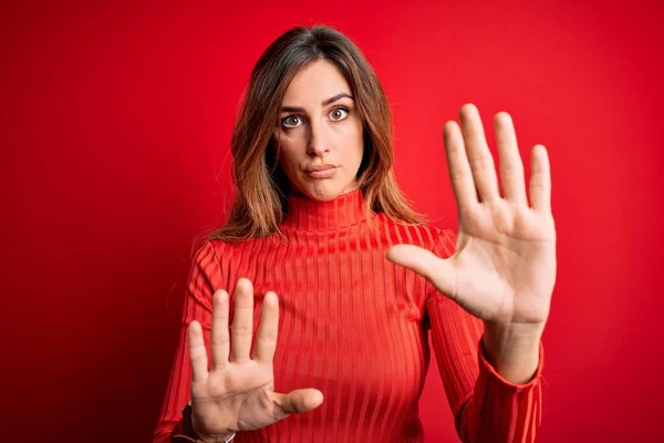 Jonge Mooie Brunette Vrouw Dragen Casual Coltrui Rode Achtergrond Weghalen — Stockfoto