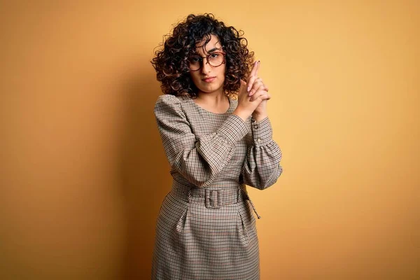 Beautiful Arab Business Woman Wearing Dress Glasses Standing Yellow Background — Stock Photo, Image