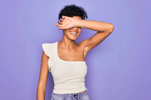 Młoda Piękna Afrykańska Afro Kobieta Ubrana Luźny Shirt Fioletowym Tle — Zdjęcie stockowe