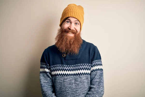 冬のセーターとウールの帽子を身に着けているひげを持つハンサムなアイルランドの赤毛の男は 顔に幸せとクールな笑顔で 運のいい人 — ストック写真