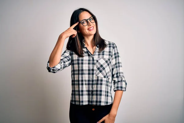 Mujer Morena Joven Con Ojos Azules Usando Camisa Casual Gafas — Foto de Stock