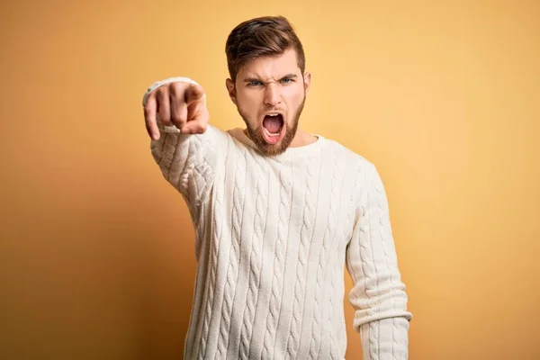 Jonge Blonde Man Met Baard Blauwe Ogen Met Witte Trui — Stockfoto