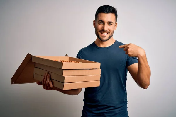 Ung Stilig Man Som Håller Leverans Lådor Med Italiensk Pizza — Stockfoto