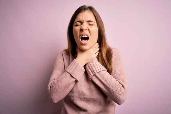 Güzel Genç Bir Kadın Pembe Izole Edilmiş Arka Planda Balıkçı — Stok fotoğraf