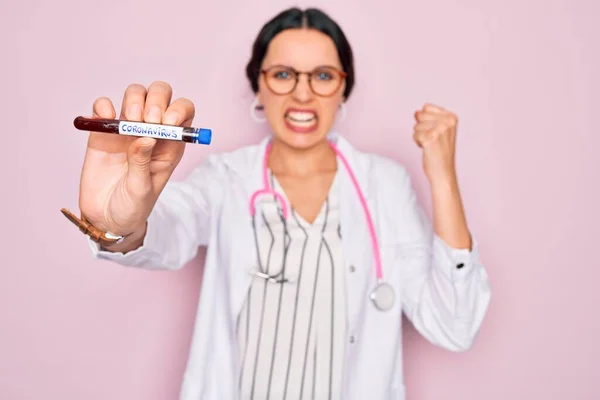 Hermosa Mujer Doctora Con Ojos Azules Usando Estetoscopio Sosteniendo Tubo —  Fotos de Stock