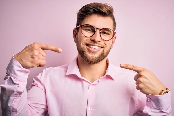 Homem Loiro Bonito Jovem Com Barba Olhos Azuis Vestindo Camisa — Fotografia de Stock