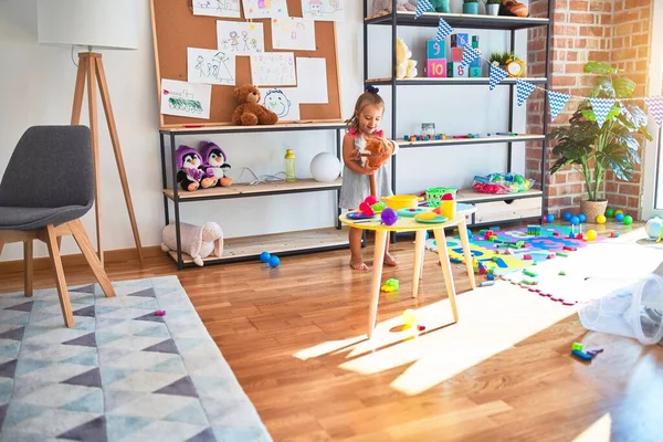 Junge Schöne Blonde Mädchen Kind Genießt Spielschule Mit Spielzeug Kindergarten — Stockfoto