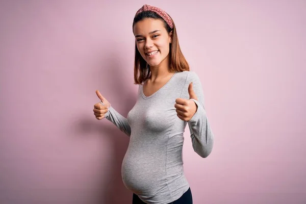 Jong Mooi Tiener Meisje Zwanger Verwacht Baby Geïsoleerde Roze Achtergrond — Stockfoto