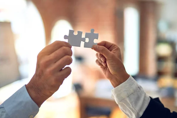 Két Üzleti Kéz Próbál Csatlakozni Pár Puzzle Darab Irodában — Stock Fotó