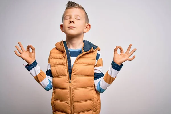 Ung Liten Kaukasisk Unge Med Blå Ögon Stående Bär Vinterrock — Stockfoto