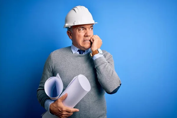 Hombre Guapo Arquitecto Pelo Gris Mediana Edad Con Casco Seguridad —  Fotos de Stock