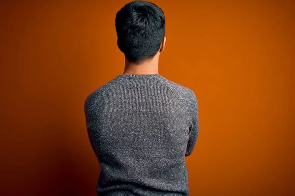Pemuda Tampan Mengenakan Sweater Kasual Berdiri Atas Terisolasi Latar Belakang — Stok Foto