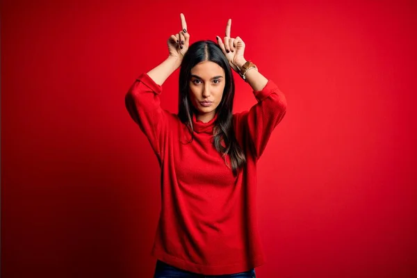 Jovem Bela Mulher Morena Vestindo Camisola Casual Sobre Fundo Vermelho — Fotografia de Stock