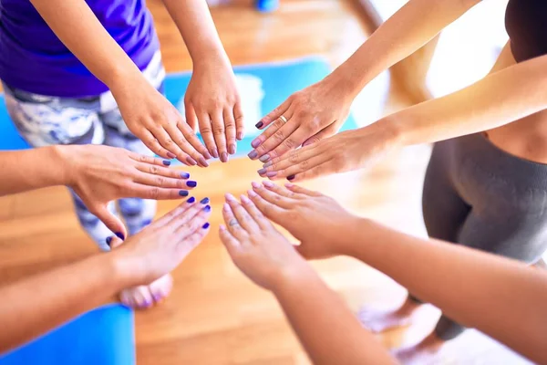 Junge Schöne Sportlerinnen Machen Geste Mit Den Händen — Stockfoto
