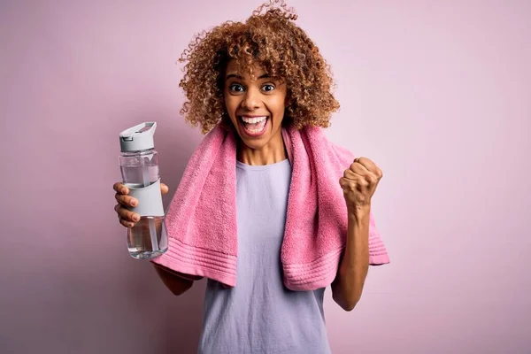 Junge Afrikanisch Amerikanische Sportlerin Beim Sport Mit Handtuch Trinkflasche Mit — Stockfoto