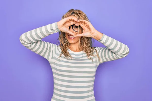 Mooie Blonde Vrouw Dragen Casual Gestreepte Shirt Bril Paarse Achtergrond — Stockfoto