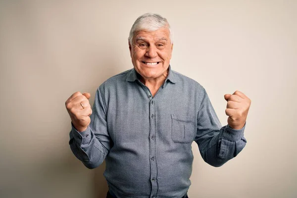 Ein Älterer Gutaussehender Mann Lässigem Hemd Steht Vor Isoliertem Weißem — Stockfoto