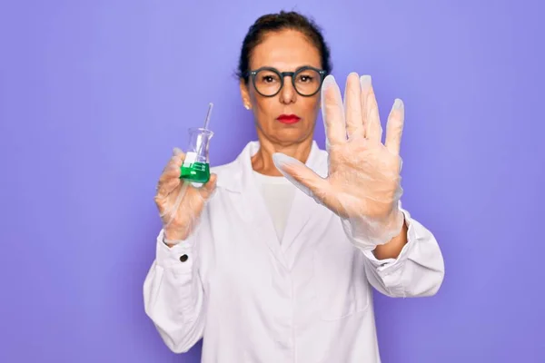 Starszy Naukowiec Średnim Wieku Kobieta Nosi Fartuch Laboratoryjny Trzymając Probówkę — Zdjęcie stockowe