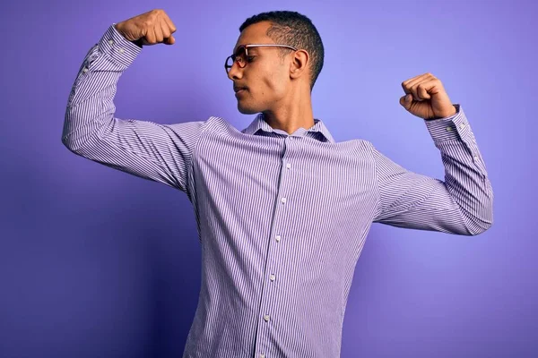 Hombre Afroamericano Guapo Vistiendo Camisa Rayas Gafas Sobre Fondo Púrpura —  Fotos de Stock