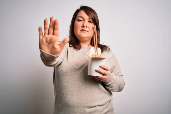 Mulher Bonita Size Comer Asiático Macarrão Comida Caixa Sobre Fundo — Fotografia de Stock