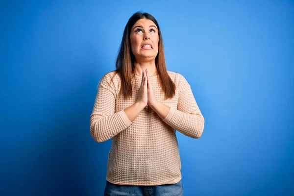 Jonge Mooie Vrouw Draagt Casual Trui Blauwe Achtergrond Bedelen Bidden — Stockfoto