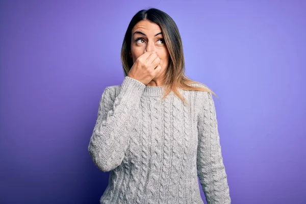 Junge Schöne Frau Lässigem Pullover Der Über Isoliertem Lila Hintergrund — Stockfoto