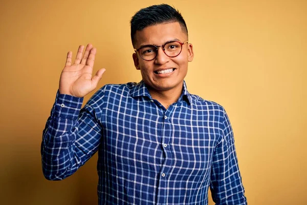 Jovem Homem Latino Bonito Vestindo Camisa Casual Óculos Sobre Fundo — Fotografia de Stock