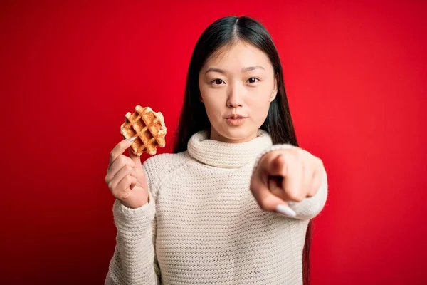 Jonge Aziatische Vrouw Eet Zoete Smakelijke Belgische Wafel Rood Geïsoleerde — Stockfoto