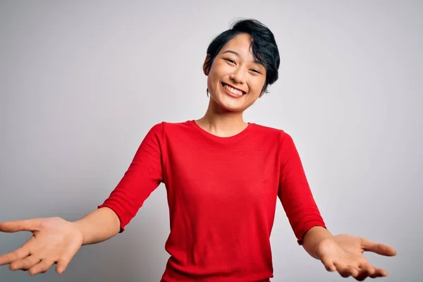 Młoda Piękna Azjatycka Dziewczyna Noszenia Casual Czerwony Shirt Stoi Nad — Zdjęcie stockowe