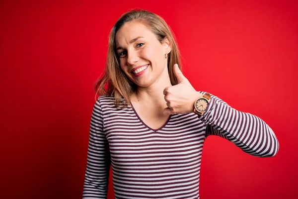 Jeune Belle Femme Blonde Portant Shirt Rayé Décontracté Sur Fond — Photo