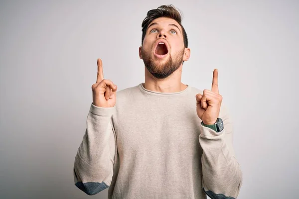 Joven Hombre Rubio Guapo Con Barba Ojos Azules Usando Suéter —  Fotos de Stock