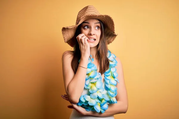 Young Beautiful Brunette Woman Vacation Wearing Swimsuit Hawaiian Flowers Lei — Stock Photo, Image