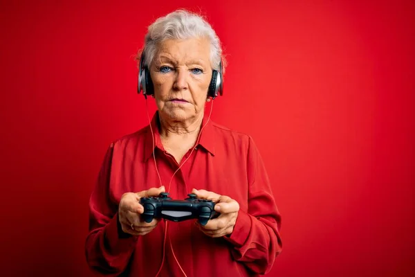 Senior Piękne Siwowłosy Gracz Kobieta Gra Gry Wideo Pomocą Joystick — Zdjęcie stockowe