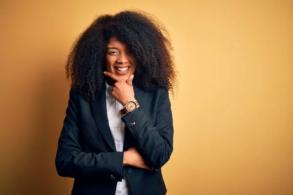 Młoda Piękna Afrykańska Kobieta Biznesu Afro Włosy Noszące Elegancką Kurtkę — Zdjęcie stockowe