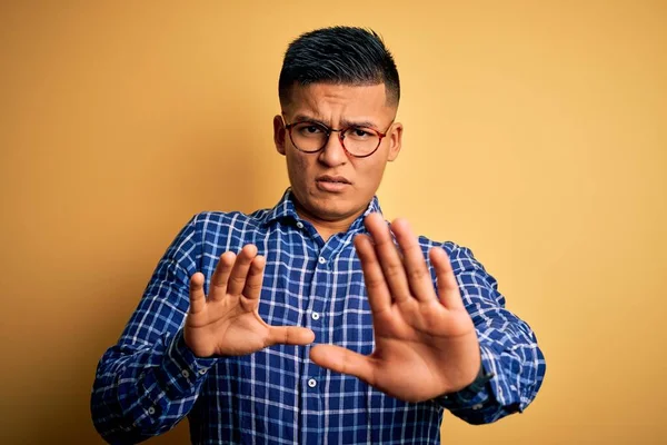 Jovem Homem Latino Bonito Vestindo Camisa Casual Óculos Sobre Fundo — Fotografia de Stock