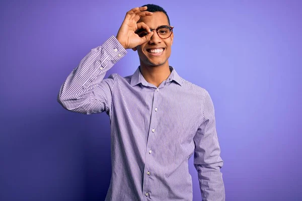 Yakışıklı Afro Amerikalı Çizgili Gömlek Gözlük Takmış Mor Arka Planda — Stok fotoğraf