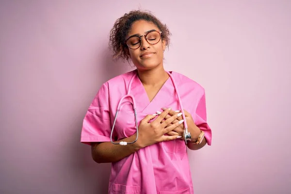 Afro Amerikalı Hemşire Kız Tıbbi Üniforma Giyiyor Pembe Arka Plan — Stok fotoğraf