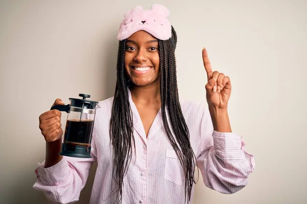 Молодая Африканская Американка Пижаме Делает Кофе Усталый Ночам Удивленный Идеей — стоковое фото