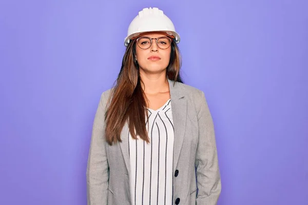 Professionele Vrouw Ingenieur Dragen Van Industriële Veiligheid Helm Pruple Achtergrond — Stockfoto