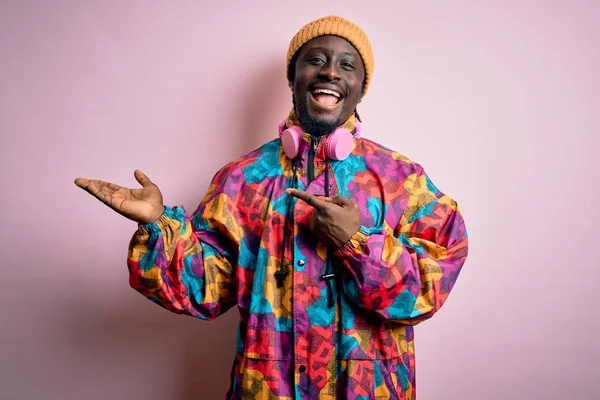 Jovem Homem Afro Americano Bonito Vestindo Casaco Colorido Boné Sobre — Fotografia de Stock