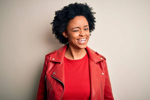 Fiatal Gyönyörű Afro Göndör Haj Visel Alkalmi Piros Kabát Kacsintott — Stock Fotó