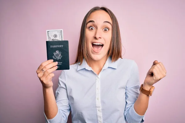 観光客の女性の休暇を保持する上で誇りと勝利と成功を祝う旅行のお金として米ドル紙幣とパスポート非常に興奮し 感情を応援 — ストック写真