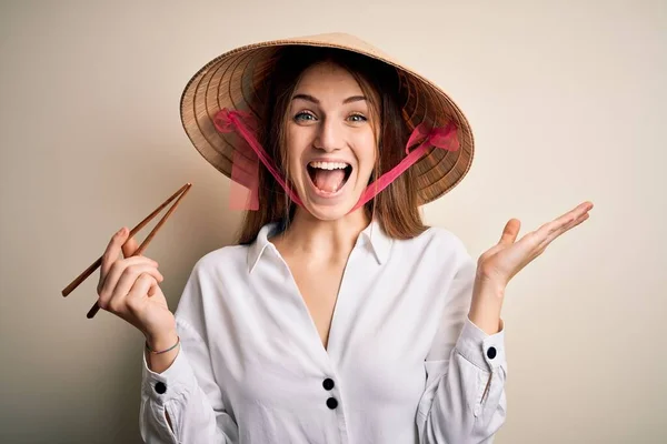 Joven Hermosa Pelirroja Vistiendo Sombrero Tradicional Asiático Sosteniendo Palillos Madera —  Fotos de Stock